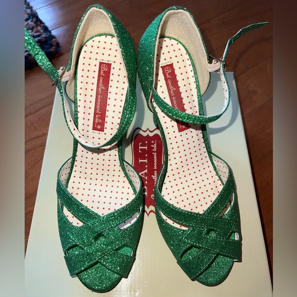 BAIT amazing emerald sparkle peep toe pumps! Size 9
